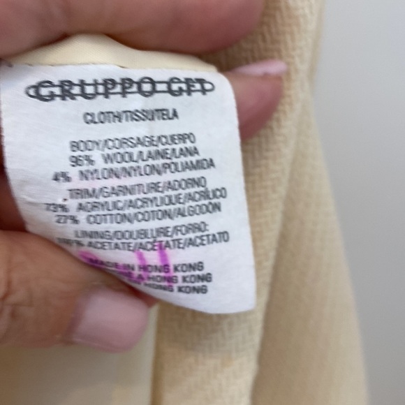 Emanuel Ungaro creme textured wool blazer. Front button closure. Size 8. - Picture 8 of 8